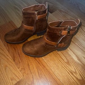 Woman’s brown ankle boots. Size 8 by “Comfort By Alexis Bendel”